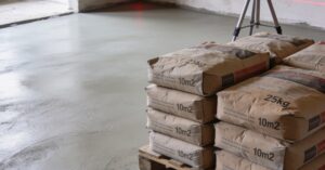Ile worków wylewki na 10m2? Oblicz gotowy beton 25 kg na m2 wylewki