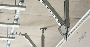 Co ile wieszaki ES? Rozstaw profili na sufit podwieszany z płyt G-K