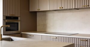Kuchnia z ryflowanymi frontami: gorący trend i elegancja w minimalizmie