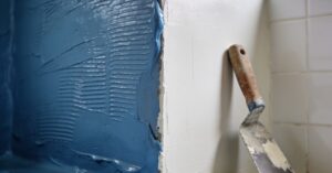 Czy na folię w płynie można kłaść gładź szpachlową? Fachowa porada